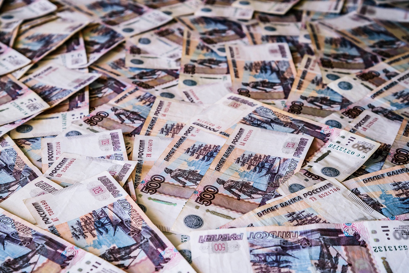 Russian 500 ruble banknotes scattered on a surface.