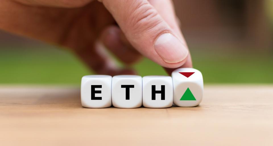 letters ETH on dice with green arrow on end