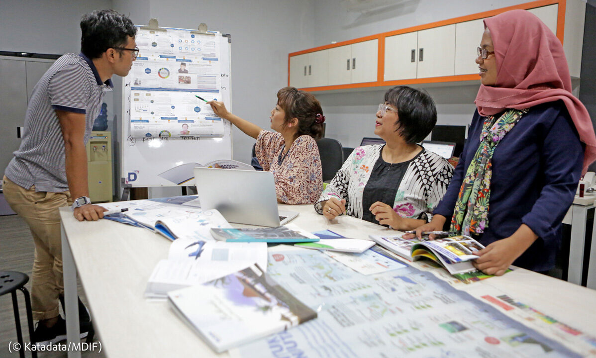 Journalists working in newsroom (© Katadata/MDIF)