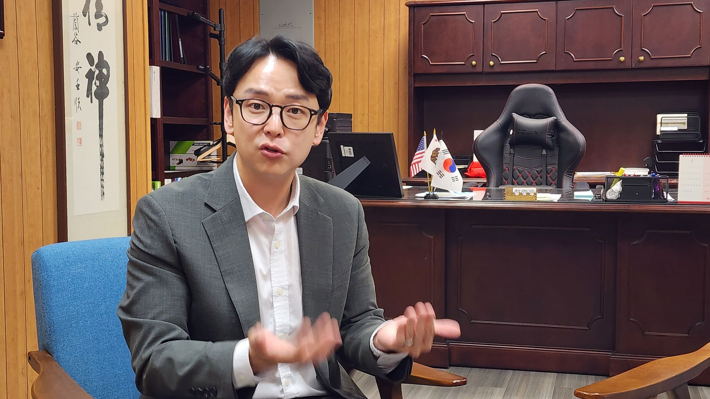 Steve Kang, director of the Korean American Federation of Los Angeles, speaks during an interview. [KANG TAE-HWA]