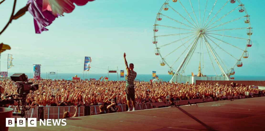 Local Artists Compete for Main Stage at Boardmasters Festival Instantly Interpret Free: Legalese Decoder - AI Lawyer Translate Legal docs to plain English